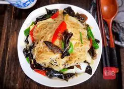Illustration of how to make fried fungus and vermicelli 16