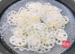 Illustration of how to make cold lotus root slices 2