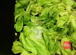 Illustration of how to stir-fry cabbage and fungus 11