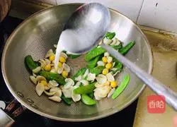 Illustration of how to make fried snow peas with lilies and ginkgo almonds 8