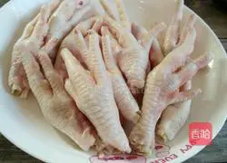 Illustration of how to make spicy braised chicken feet 1