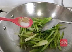 Illustration of how to stir-fry celery with minced garlic 5