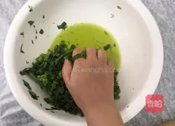 Illustration of how to make garlic lettuce leaves 5