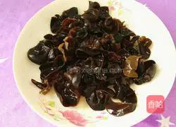 Illustration of how to stir-fry cabbage and fungus 4