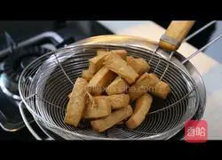 Illustration of how to make eight-treasure tofu in stone pot 3