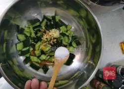 Illustration of how to pat cucumbers 4