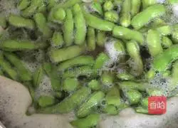 Illustration of how to cook edamame in salt water 4