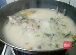 Illustration of how to make shredded radish and crucian carp soup 9
