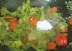 Illustration of how to stir-fry carrots and broccoli 11