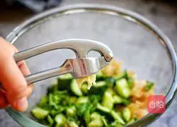 Illustration of how to make cold cucumber and tofu skin 3