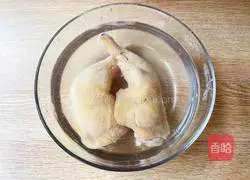 Illustration of how to make spicy and sour lemon shredded chicken 6