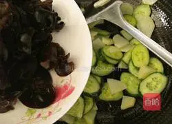 Illustration of how to make fried fungus with potatoes, cucumbers and fungus 8