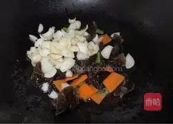 Illustration of how to make fried lily with black fungus 5