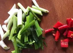Illustration of how to stir-fry lettuce with garlic sprouts 2