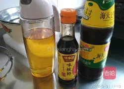 Illustration of how to stir-fry cucumbers and green peppers until fragrant 3