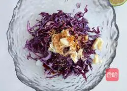 Illustration of how to make purple cabbage shreds 7