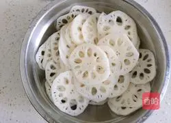 Illustration of how to make Thai spicy and sour lotus root slices 2