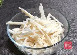 Illustration of how to make spicy and sour shredded lotus root 1