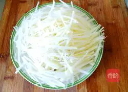How to stir-fry leeks with shredded potatoes Illustration 7