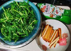 Illustration of how to make stir-fried chrysanthemum and dried fragrant chrysanthemum 1