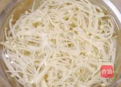 Illustration of how to mix enoki mushrooms with dried tofu and shredded carrots 5