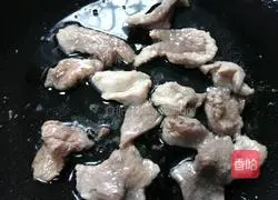 Illustration of how to make fried pork slices with lotus root 3