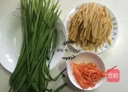 Illustration of how to stir-fry three shredded silkworms 1