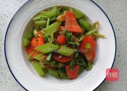 Illustration of how to make celery with soy sauce 9