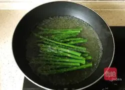 Illustration of how to make asparagus in oil 3