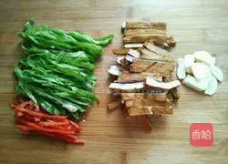 Illustration of how to stir-fry green peppers and dry them 2