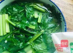 Illustration of how to make celery syrup 4