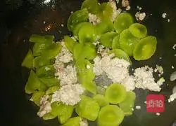 Illustration of how to stir-fry minced meat with lettuce 3