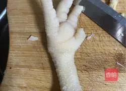 Illustration of how to make spicy and sour garlic boneless chicken feet 1