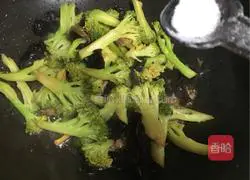 Illustration of how to make stir-fried shredded pork with broccoli 10