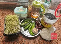 Illustration of how to make cold mung bean sprouts 1