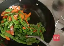 Illustration of how to cook carrots and beans 5