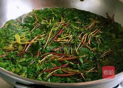 Illustration of how to make healthy peanuts mixed with purslane 2