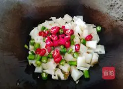 Illustration of how to make spicy lotus root dices 12