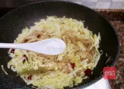 Illustration of how to stir-fry cabbage vermicelli 10