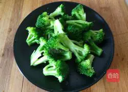 Illustration of how to make garlic broccoli 1