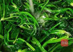 Illustration of how to make spinach with nuts 5