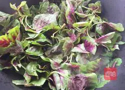 Illustration of how to stir-fry amaranth with minced garlic 5