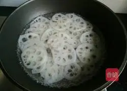 Illustration of how to make cold and spicy lotus root slices 4