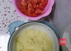 Illustration of how to make tomato and potato slices 1