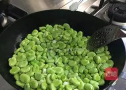 Illustration of how to make stir-fried broad beans 5