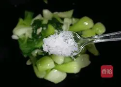 Illustration of how to stir-fry Shanghai greens 4