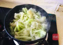 Illustration of how to stir-fry organic cauliflower with tomatoes 2