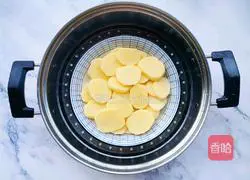 Illustration of how to make crispy potato pancakes 3