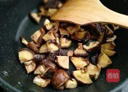 Illustration of how to stir-fry celery with mushrooms 3