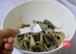 How to make dry-fried fresh mushrooms Illustration 3